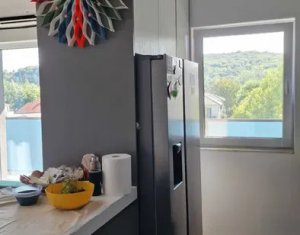 Apartament de 3 camere cu 3 balcoane si parcare privata