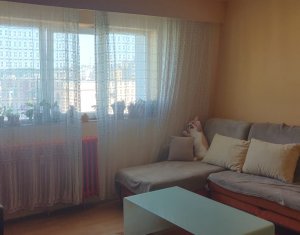 Apartament decomandat, 3 camere, zona ,,La Terenuri