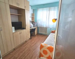 Apartament decomandat, 3 camere, zona ,,La Terenuri