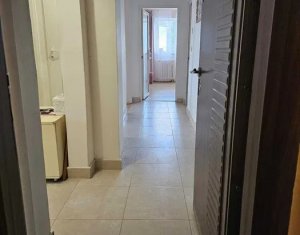 Apartament decomandat, 3 camere, zona ,,La Terenuri