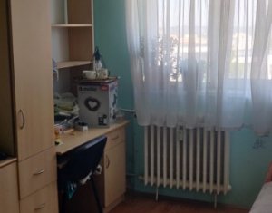 Apartament decomandat, 3 camere, zona ,,La Terenuri