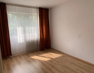 Sale apartment 4 rooms in Cluj-napoca, zone Manastur