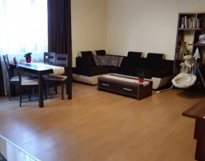 Apartament cu 3 camere, etaj intermediar, parcare, zona Vivo