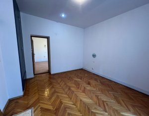 Apartament 3 camere la casa, gradina, zona centrala