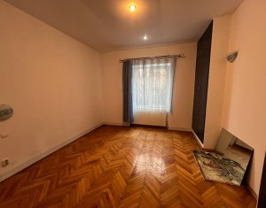 Apartament 3 camere la casa, gradina, zona centrala