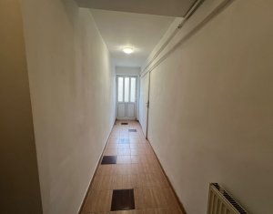 Apartament 3 camere la casa, gradina, zona centrala