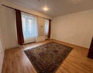 Apartament 3 camere la casa, gradina, zona centrala